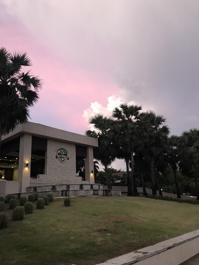 Gasthaus Suwan Golf & Country Club Nakhon Chai Si Exterior foto