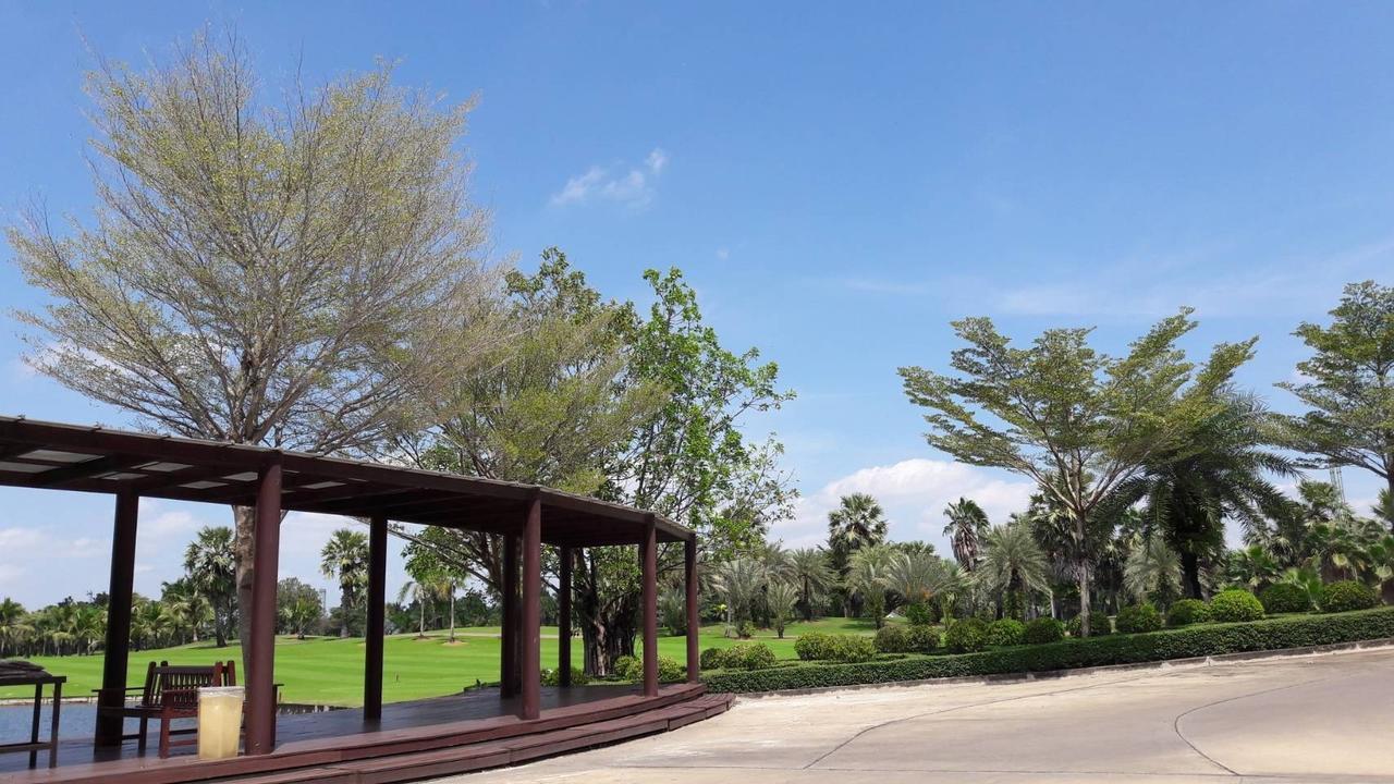 Gasthaus Suwan Golf & Country Club Nakhon Chai Si Exterior foto